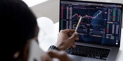 Lunirex Acte bietet Ihnen ein sicheres Gefühl durch modernste Verschlüsselungstechnologie und eine strenge Datenschutzrichtlinie. Ihre Daten sind bei uns in besten Händen. Investieren Sie entspannt, während wir uns um die Details kümmern.
